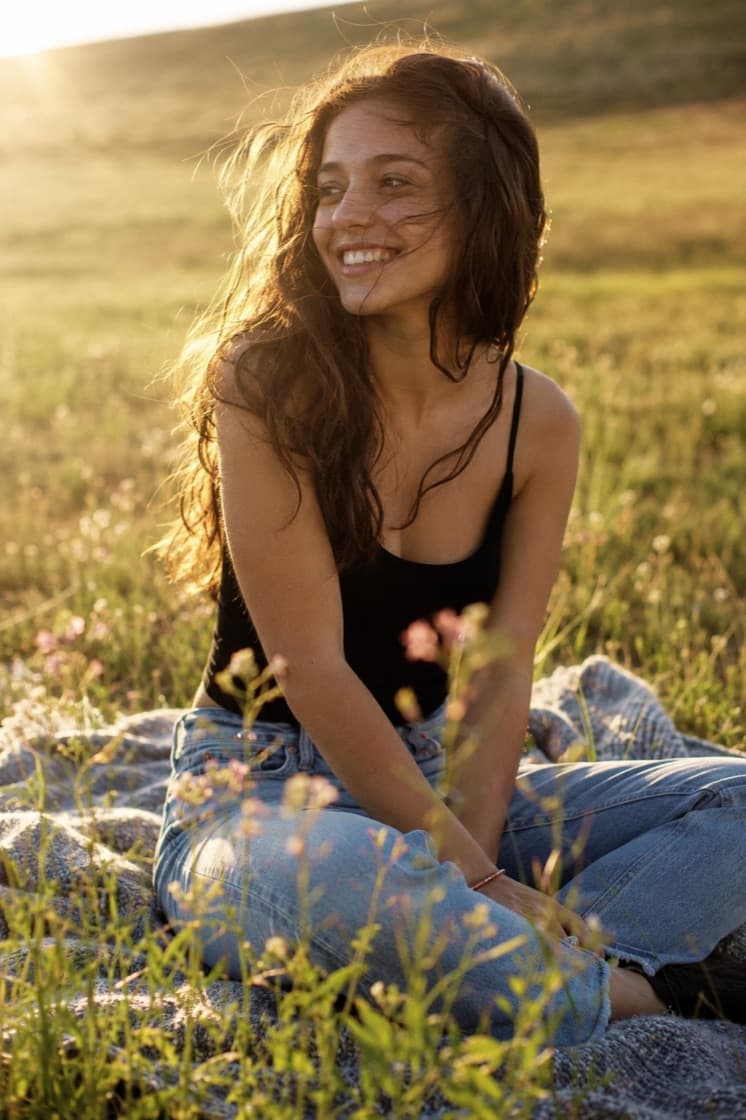Candid Golden Hour Piknik — contoh hasil prompt