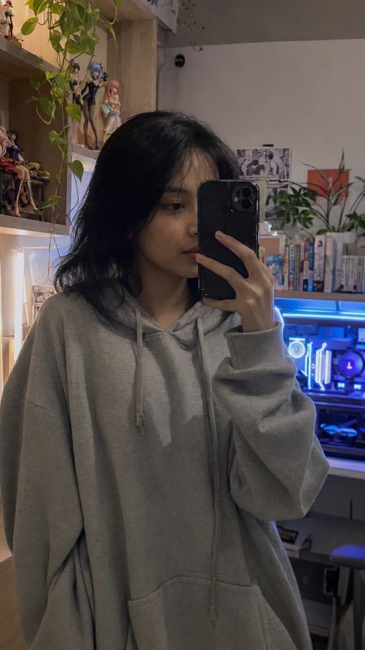 Mirror Selfie Kamar Hobi — contoh hasil prompt