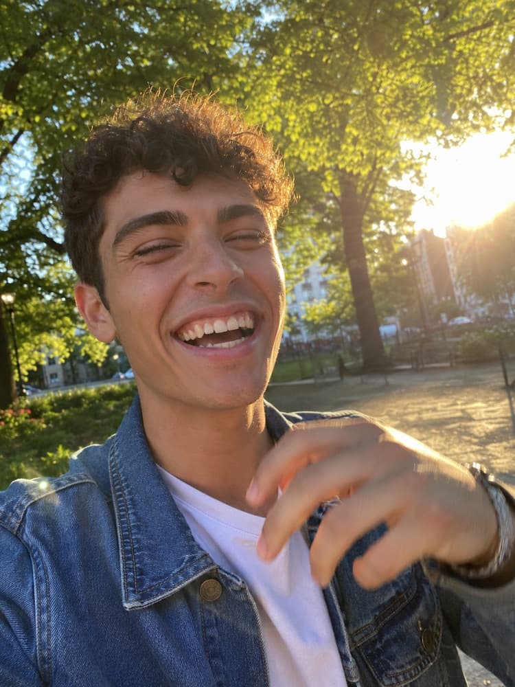 Selfie iPhone Motion Blur — contoh hasil prompt
